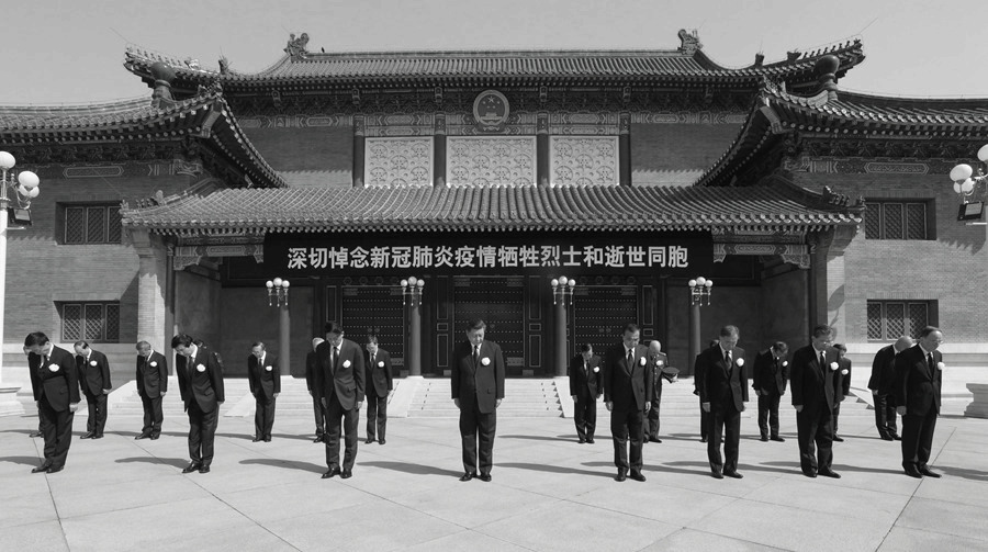 Xi Jinping et d'autres dirigeants chinois participent à une cérémonie de deuil national pour les victimes du COVID-19
